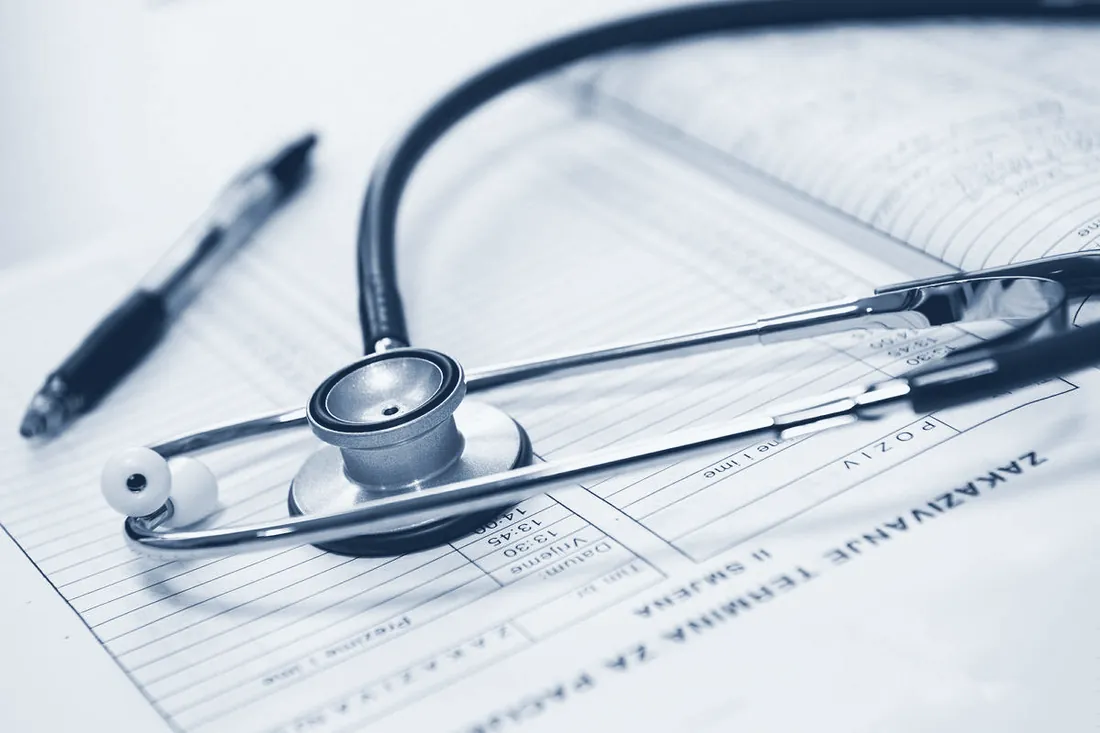 Stetoskop och penna på kliniska anteckningar